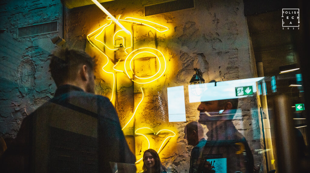 Żółty neon w industrialnym wnętrzu.