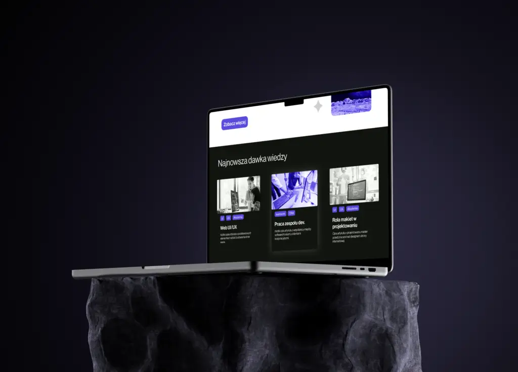 Otwarty laptop na biurku, na ekranie widoczny projekt strony internetowej