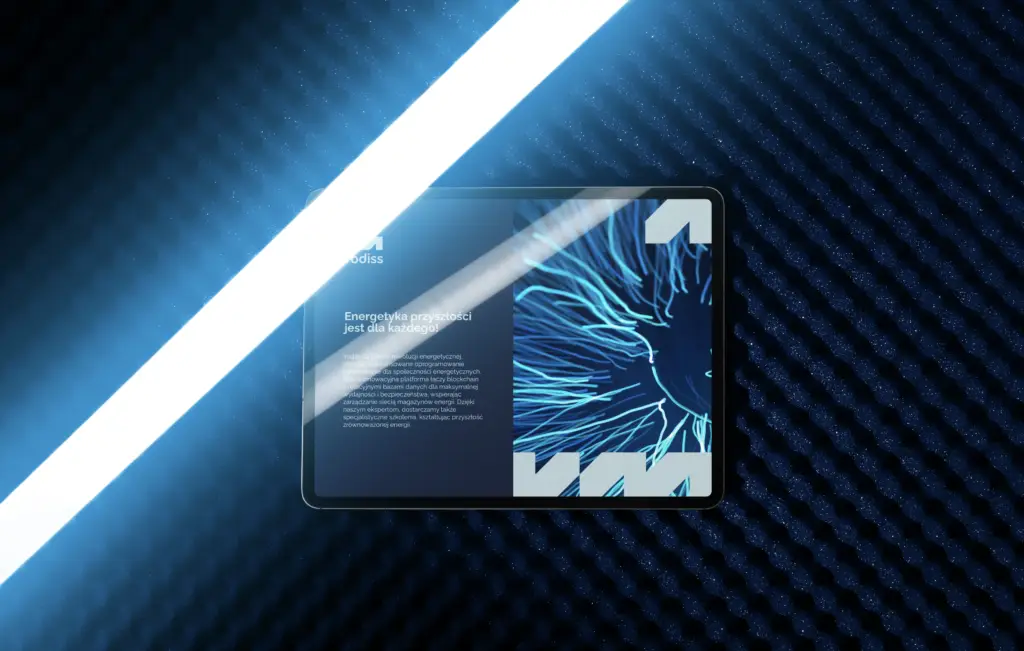 Ekran smartfona świecący w ciemności, wyświetlający key visual brandingowy