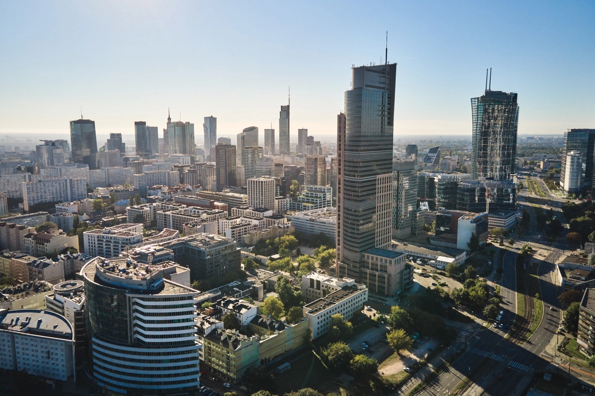 Panorama centrum Warszawy z nowoczesnymi wieżowcami w słoneczny dzień – agencja marketingowa Warszawa
