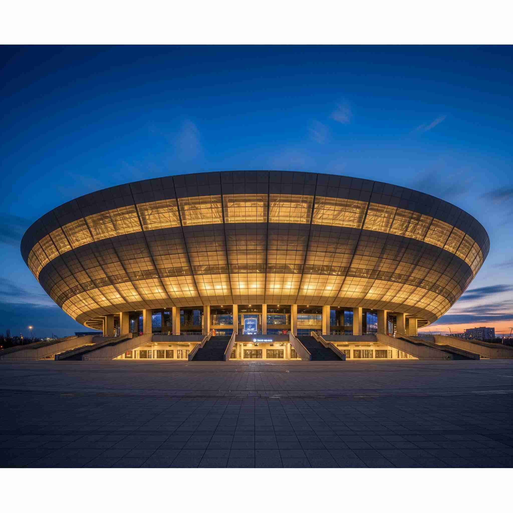 Hiperrealistyczne zdjęcie Spodka w Katowicach wygenerowane przez ai, wykonane o zmierzchu, bez ludzi na pierwszym planie i bez żadnych napisów. Dominującym elementem jest charakterystyczny, futurystyczny kształt areny.